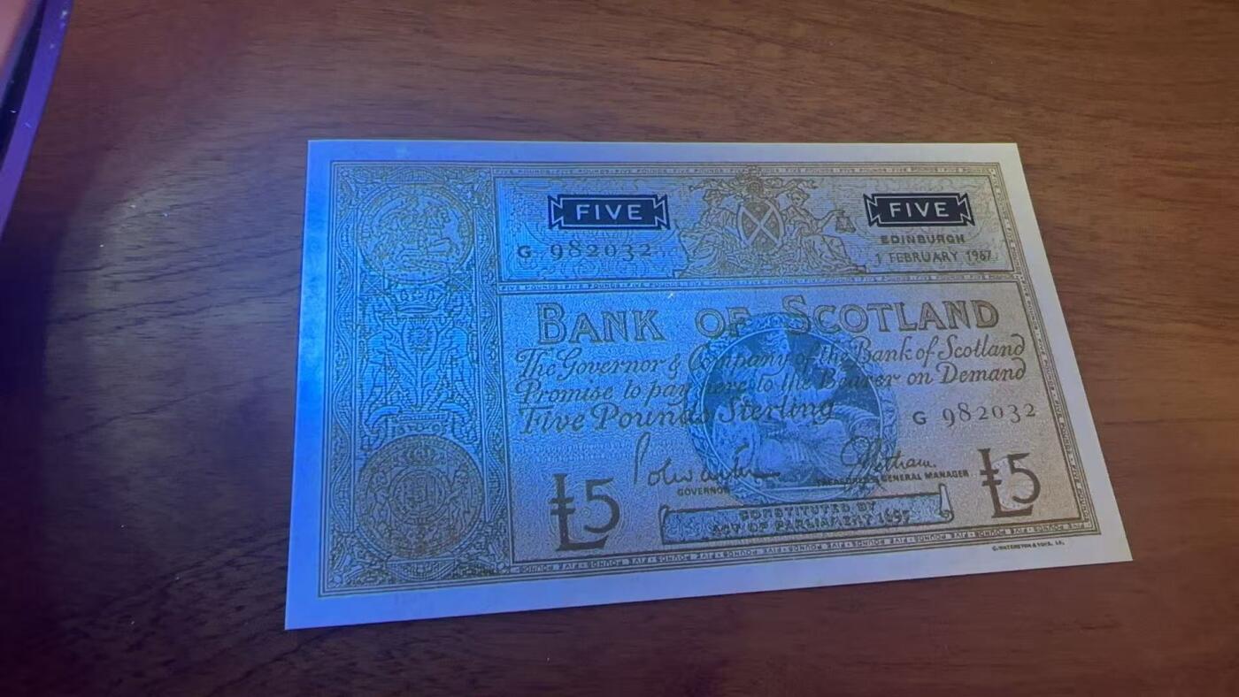 徐霞客拍卖首拍 	苏格兰/苏格兰银行	P-106c 1967年5镑	UNC-	G982032	是苏格兰最古老发钞行的经典品种。它采用金蓝双色凹版印刷，顶部的正义女神与苏格兰纹章图案极具辨识度，保留“承诺按需兑换”的古老金融表述，见证苏格兰私人发钞传统，存世稀少，是苏格兰金融史与工艺美学的双重载体，极具收藏价值。			