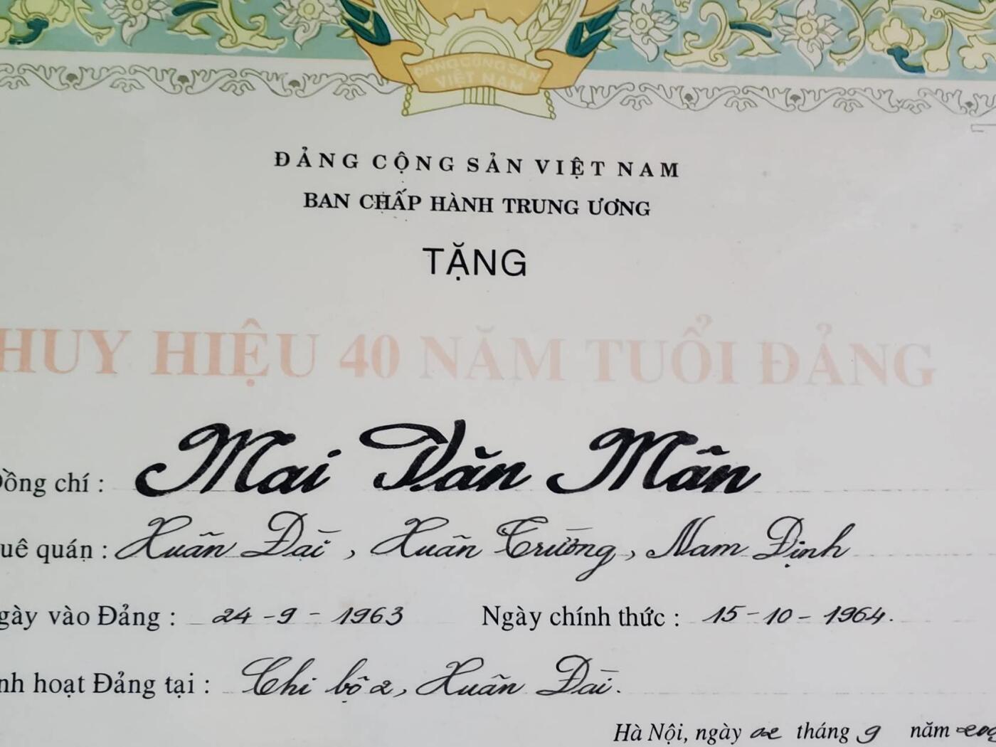 韵星假日拍卖第三十八期 -- Rimey Holidays Auction 38 越南社会主义共和国麦文曼（与下一组为夫妻）40年光荣在党奖章带原证书 实发少见 早期铜珐琅版本