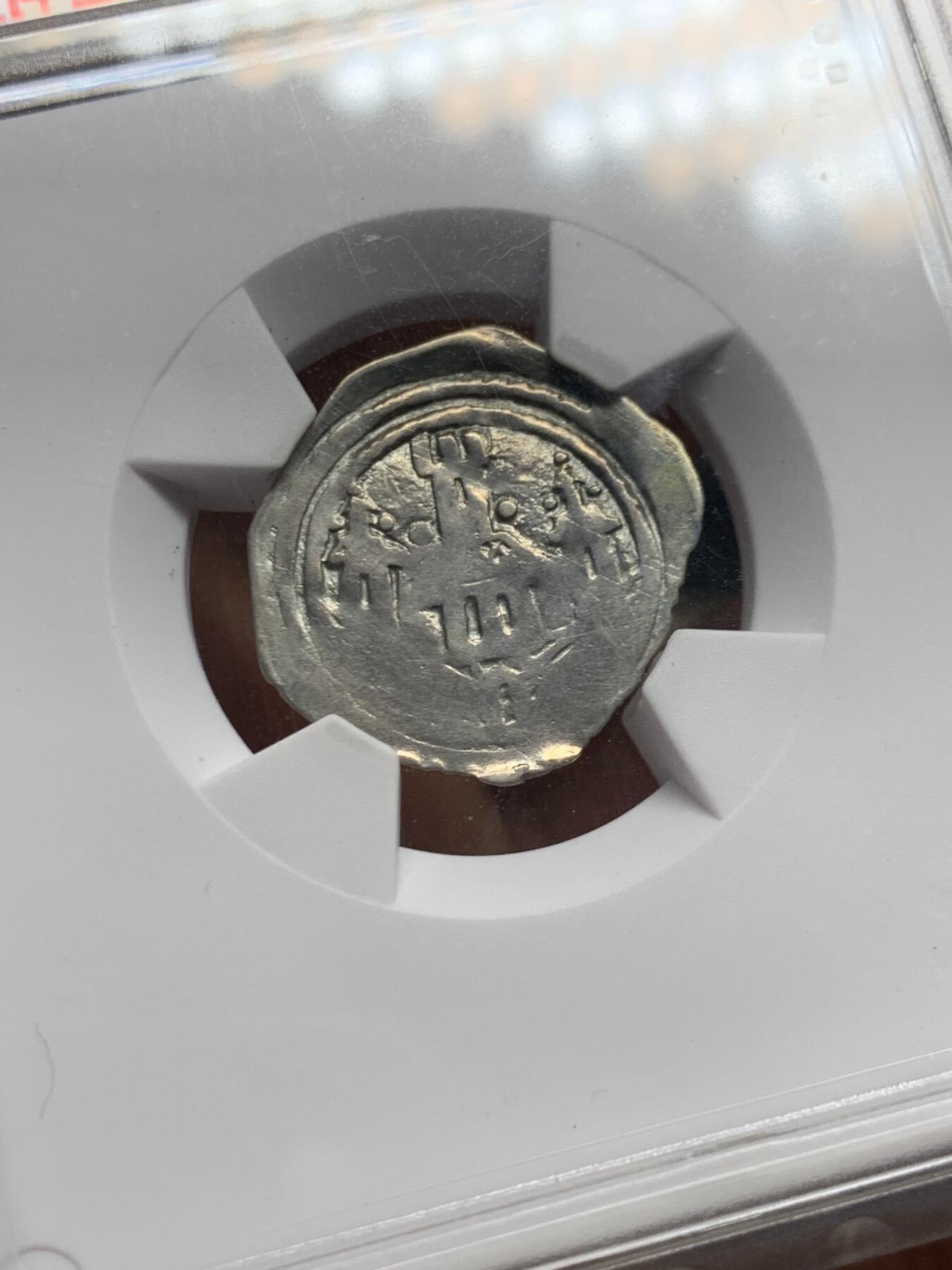 《竞宝斋》第462场 周日，周一，2场连拍 （全场包邮）欢迎送拍 华夏开放盒 中世纪萨尔茨堡主教区银币，1200-1246年埃贝哈德二世时期，中世纪历史名城弗里萨赫(Friesach)打制，图案由线条化风格，哥特式的教堂塔楼，面值：1芬尼。非常少见的中世纪币种。不规则粗打制银币，弱打是该品种的普遍现象。这枚整体保持已算不错，背面有弱打现象。