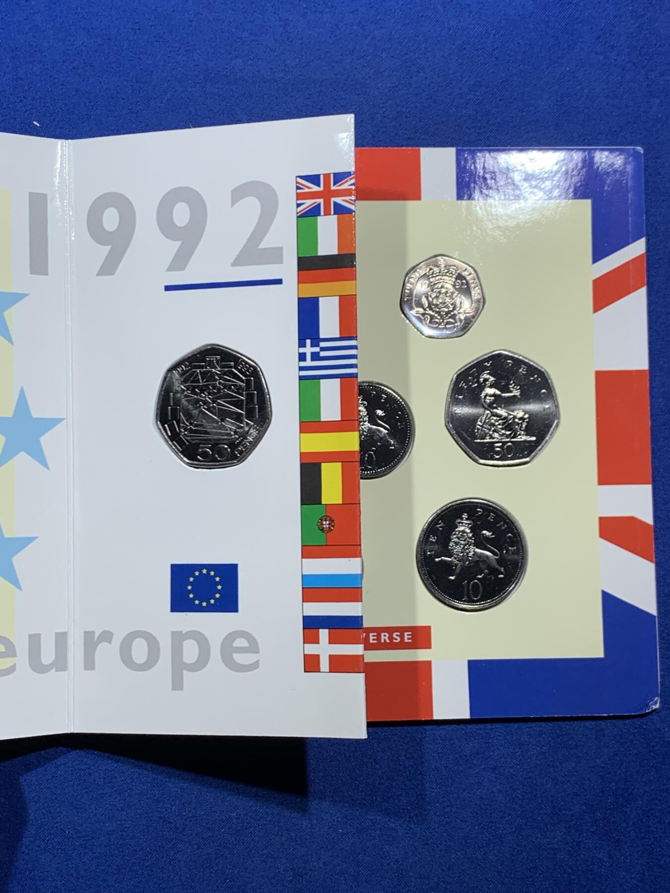 《竞宝斋》第462场 周日，周一，2场连拍 （全场包邮）欢迎送拍 英国1992年套币，带1枚1英镑橡树纪念币，1枚50便士欧洲部长理事会轮值主席纪念币，9枚币，册证齐全，品相精美