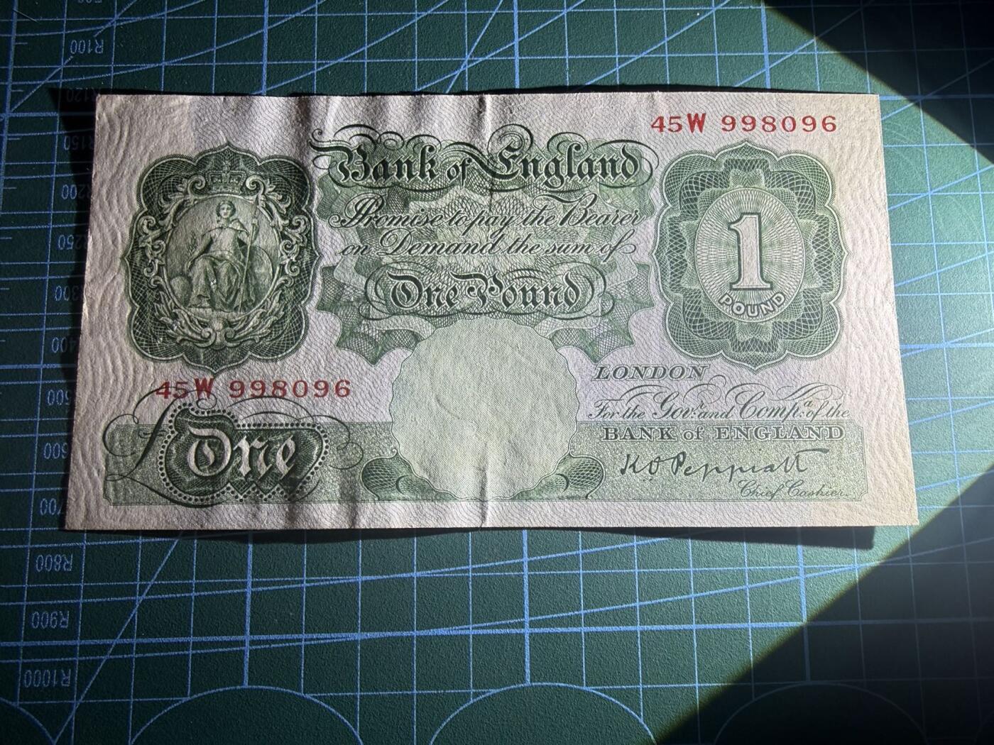 【炜奕收藏】，第五十八期，英属第三场 1934-1939年英国A序列1镑，品相如图，号码倒置号，战前无安全线版，稀少