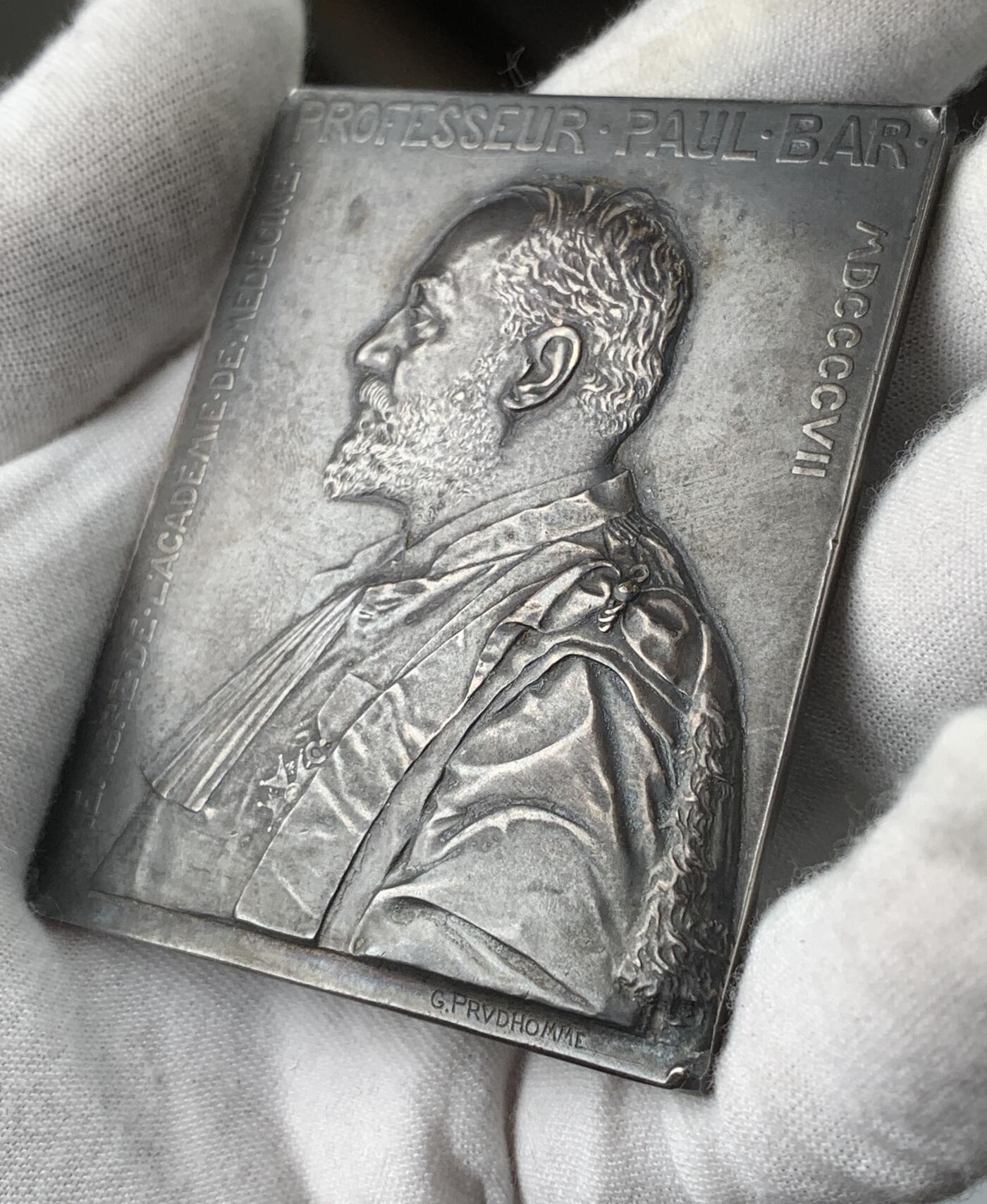 掌中浮雕-藏着的欧洲第051场 1907年法国医学院教授保罗.巴尔镀银铜章，56.5*69.4mm，盒子变形，扣不住