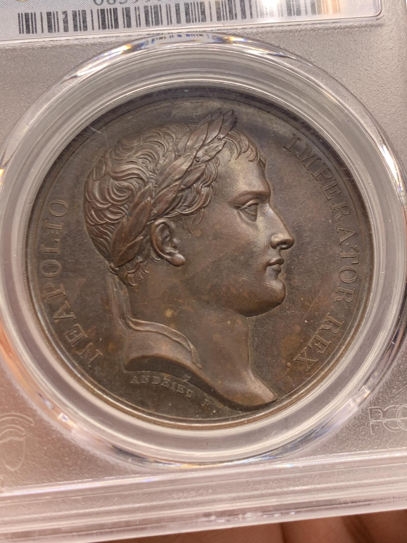 《竞宝斋》第462场 周日，周一，2场连拍 （全场包邮）欢迎送拍 PCGS SP64 亚军分！ 法国1806年拿破仑一世耶拿之战原铸铜章 巴黎造币厂极美巧克力包浆 拿破仑头戴月桂冠 身穿古罗马凯撒式战袍 骑着高头大马 手持雷电 冲锋追击普鲁士溃逃之敌 其一已倒地命丧黄泉 剩下一人作跪地求饶状 帝国之鹰在头顶呼应盘旋向前 1806年耶拿之战拿破仑指挥法军在耶拿和魏玛地区大败普鲁士 画面雕刻细腻生动 拿皇英明神武之气概溢于言表 仅一枚65分更高 加厚盒