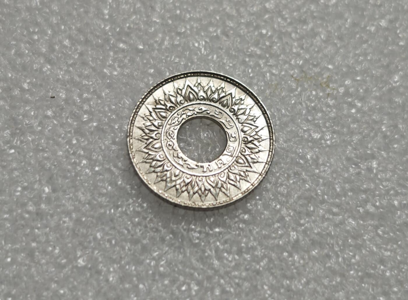 瓶子🏺第227期拍卖会  1940年泰国10萨当中孔银币  2.58克