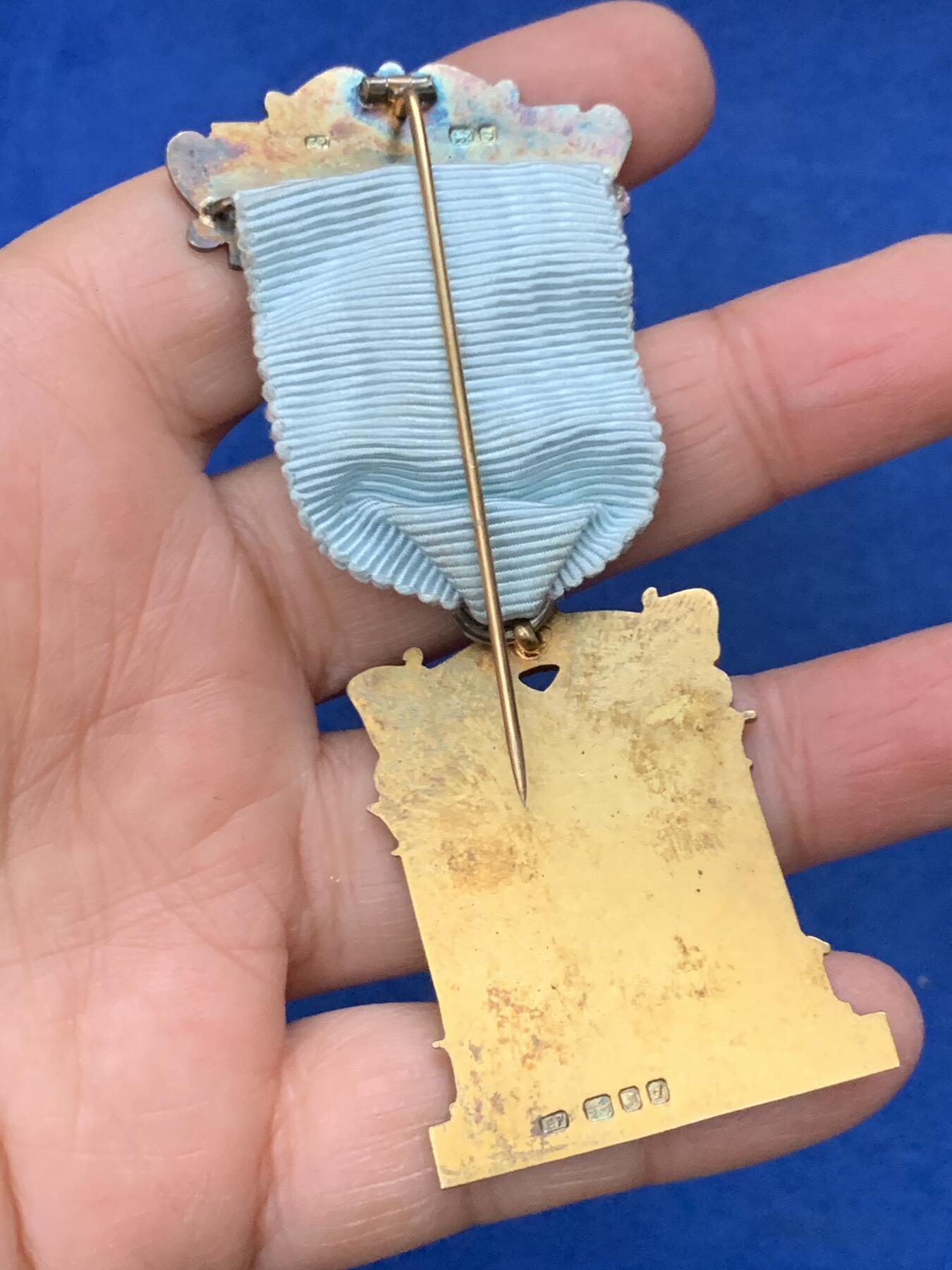 《竞宝斋》第462场 周日，周一，2场连拍 （全场包邮）欢迎送拍 英国1959年共济会镀金银章。设计奢美，工艺精湛，走狮银标清晰，金水饱满，细节见图。总重约32.7克