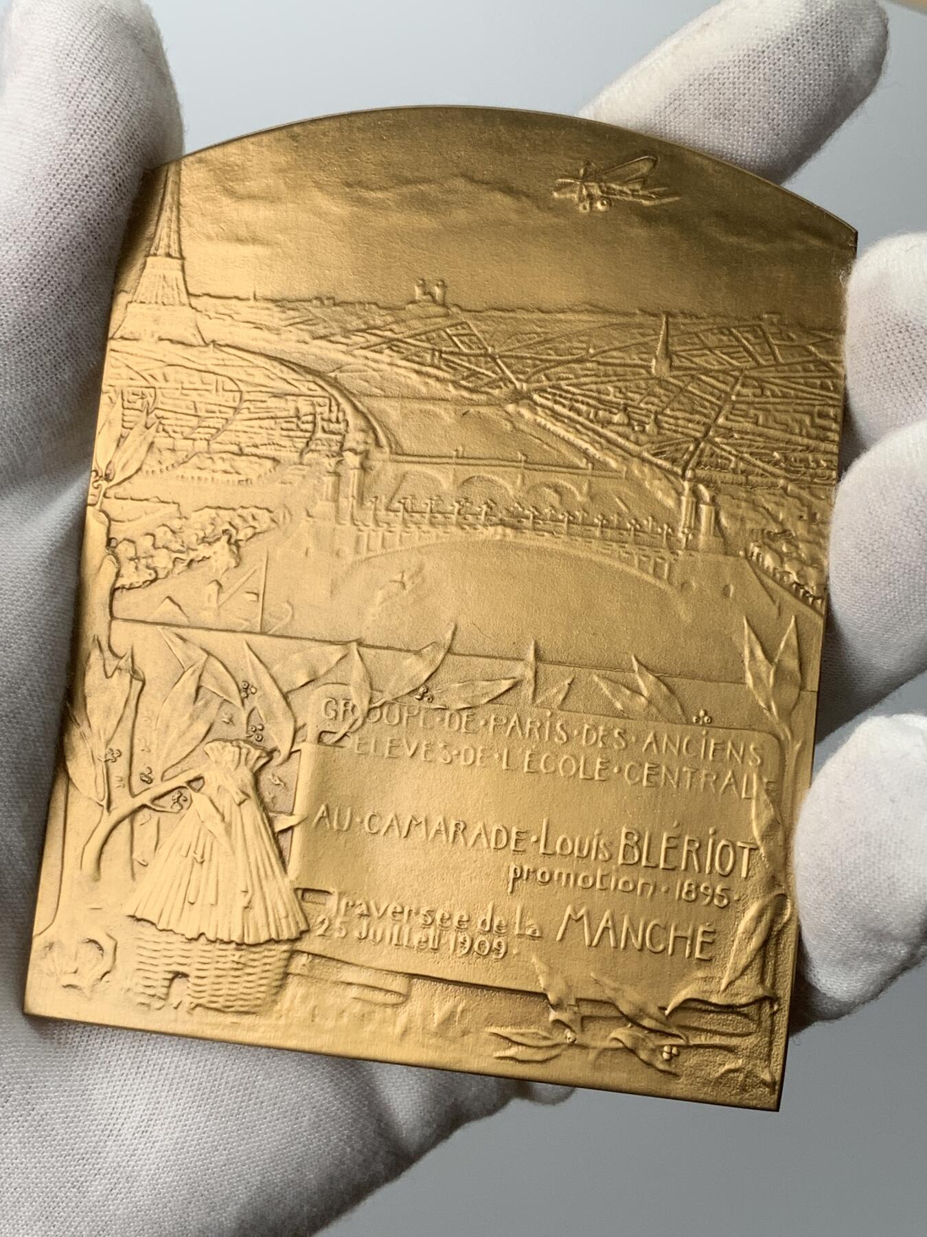 掌中浮雕-藏着的欧洲第051场 1909年法国路易.布莱里奥完成人类首次英吉利海峡飞行纪念铜章，77.5*98.7mm