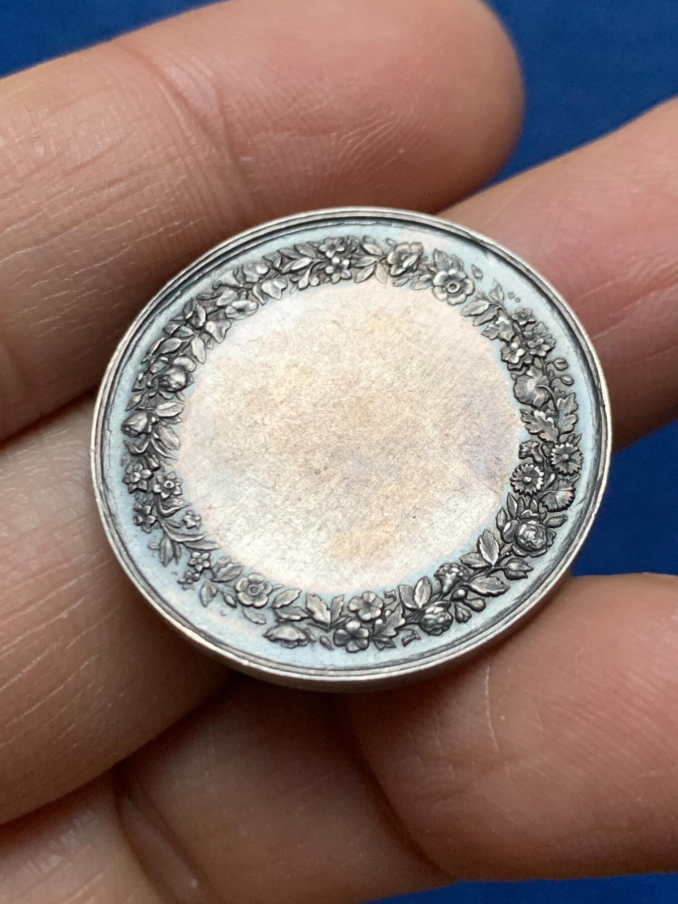 《竞宝斋》第462场 周日，周一，2场连拍 （全场包邮）欢迎送拍 法国婚礼银章 背面未刻字 10.1克 27.3mm 蜜蜂银标