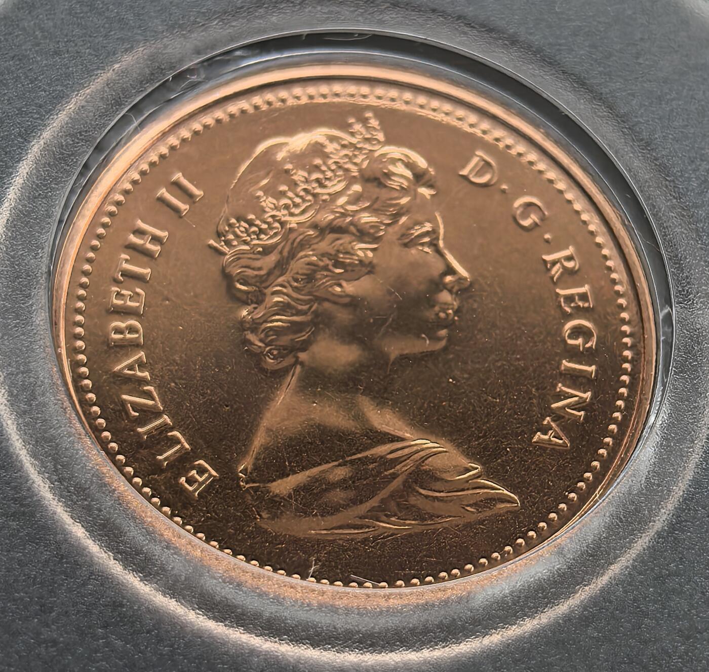 外国优质老铜币高银银币，周六九点倒数截拍，满百包邮，持续收拍 精制1980年加拿大 1 分铜币，正面为伊丽莎白二世头像，背面饰加拿大象征枫叶，设计简约经典。铜质光泽温润，品相完好，枫叶图案辨识度高，是英联邦加国货币收藏的特色佳品，兼具艺术与收藏价值。