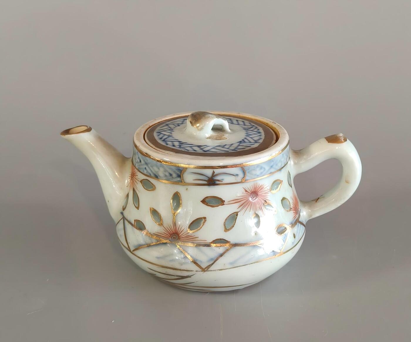 上海都达杂项专场九（全场包邮） 清 青花描金加彩玲珑茶壶1-32