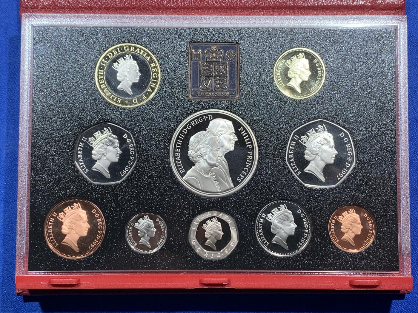 《竞宝斋》第462场 周日，周一，2场连拍 （全场包邮）欢迎送拍 英国1997年精制套币，带1枚5英镑女王金婚精制纪念币，1枚2英镑机械时代精制纪念币，1枚1英镑英格兰三狮精制纪念币，10枚币，盒证齐全，品相精美，红色盒装