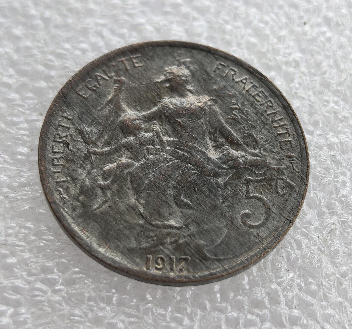 外国优质老铜币高银银币，周六九点倒数截拍，满百包邮，持续收拍 法国1917年5生丁铜币，正面铸玛丽安娜（法国共和象征）与 “法兰西共和国” 铭文，背面标 “自由平等博爱”、面值及年份。属一战期间法国第三共和国，是战时流通辅币，彰显共和理念的历史见证。