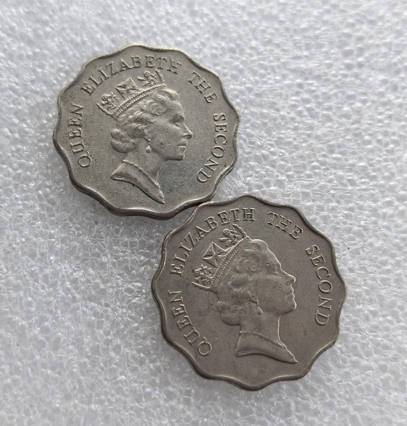 外国优质老铜币高银银币，周六九点倒数截拍，满百包邮，持续收拍 1989 年香港贰圆2枚，采用十二边形独特形制。正面为伊丽莎白二世头像，标注 “QUEEN ELIZABETH THE SECOND”；背面铸香港狮徽、“贰圆”“HONG KONG” 及年份，属香港回归前英属时期流通辅币，是香港钱币收藏的经典品种。