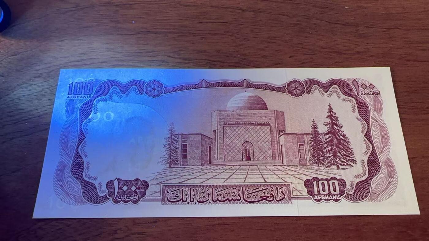 徐霞客拍卖首拍 阿富汗	P-32 1948年50阿富汗尼  少见早期品种29I 077911	UNC-币面人物是阿富汗末代国王穆罕默德·查希尔，他以推动世俗化改革的开明君主形象出现，这种人物选择在伊斯兰世界纸币中极为罕见。它发行于查希尔国王现代化改革的初期，是阿富汗试图摆脱外部影响、塑造民族身份的重要金融符号。历经后续政变、战乱与政权更迭，其全新品相存世量已极为稀少，堪称阿富汗现代纸币收藏中的“圣杯”		