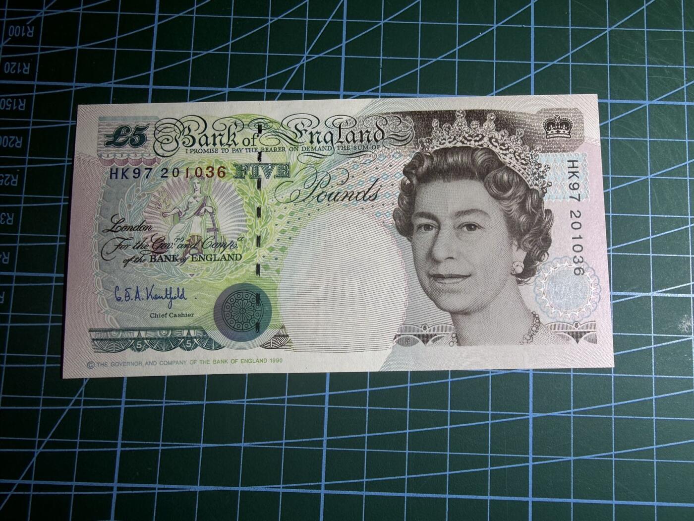 【炜奕收藏】，第五十八期，英属第三场 英国E序列初版5镑，UNC品相，HK97纪念冠，号码无47