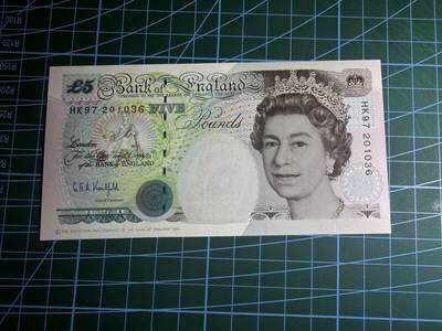 【炜奕收藏】，第五十八期，英属第三场 - 英国E序列初版5镑，UNC品相，HK97纪念冠，号码无47