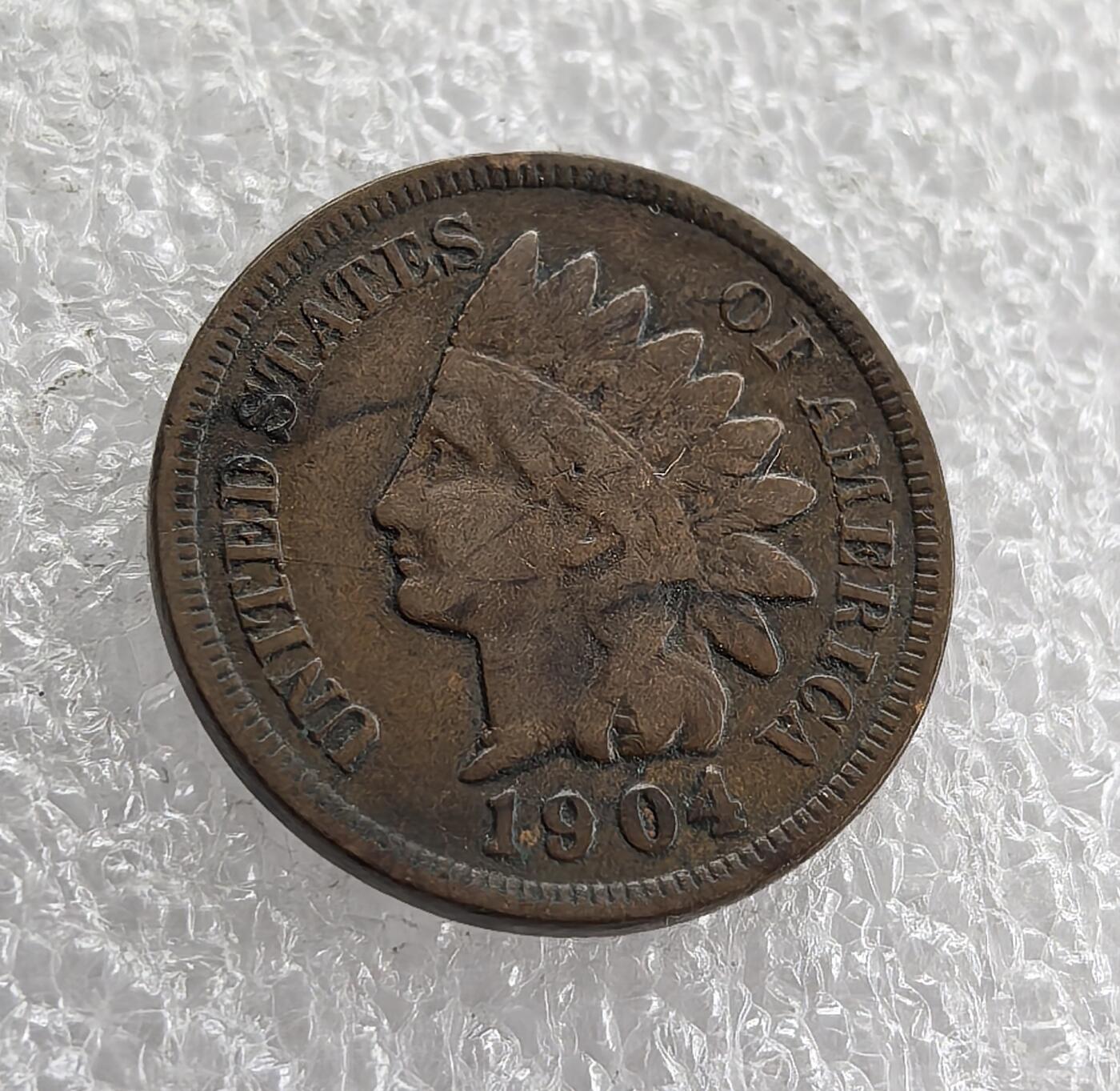 外国优质老铜币高银银币，周六九点倒数截拍，满百包邮，持续收拍 美国1904年印第安人 1 分铜币，正面铸印第安人头像与国名，背面盾牌配麦穗环绕 “ONE CENT”，是美国分币早期经典款，百年包浆醇厚、品相完整，历史底蕴浓郁，是入门收藏的优选佳品。