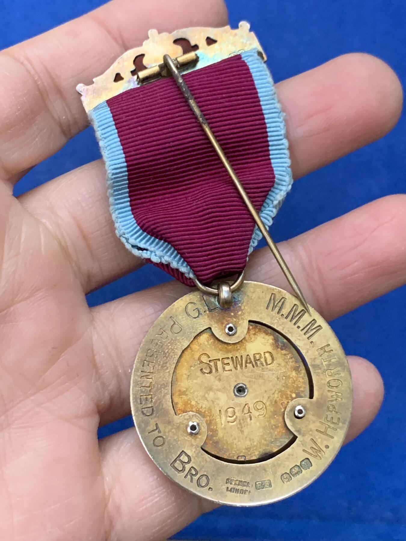 《竞宝斋》第462场 周日，周一，2场连拍 （全场包邮）欢迎送拍 英国1949年共济会镀金银章。工艺精湛，走狮银标清晰，金水珐琅饱满，伦敦原盒。共济会是西方颇带神秘色彩的组织，美元钞票上某些图案的来源。总重约30.6克