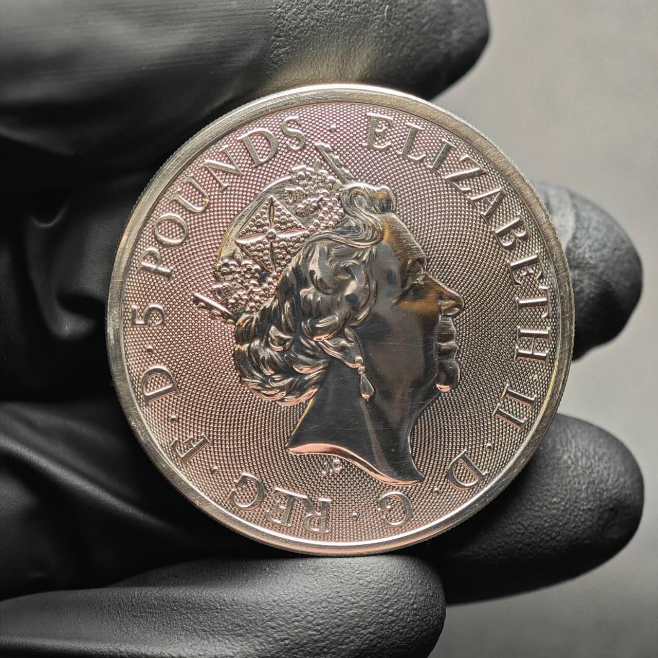 金瓯小拍第三期 古今币章 银价专场 英国女王神兽黑牛银币2018年 重62.3克 一面有大量同向清理发丝痕