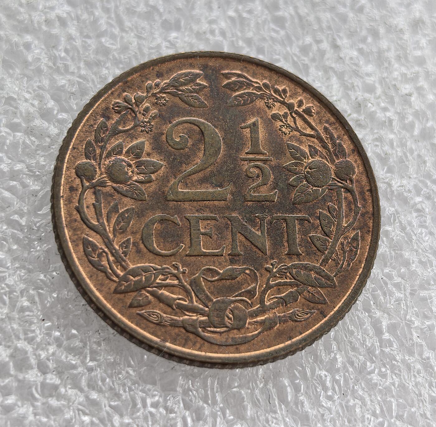 外国优质老铜币高银银币，周六九点倒数截拍，满百包邮，持续收拍 原光1959 年荷属安的列斯 2½ 分铜币，正面铸面值与花环纹饰，背面标注领地名、荷兰雄狮纹章（荷兰王室象征）及年份。属荷兰海外殖民领地时期，是荷兰对安的列斯殖民统治、推行殖民货币体系的流通辅币见证