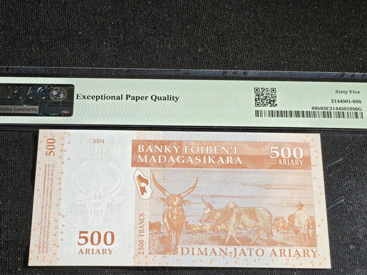 刘世昌艺术品销售中心～虎踞龙蟠*金杨在线联拍群第516期 马达加斯加2004年500阿里亚里（PMG 65E 号码：A6157641Q）1枚。