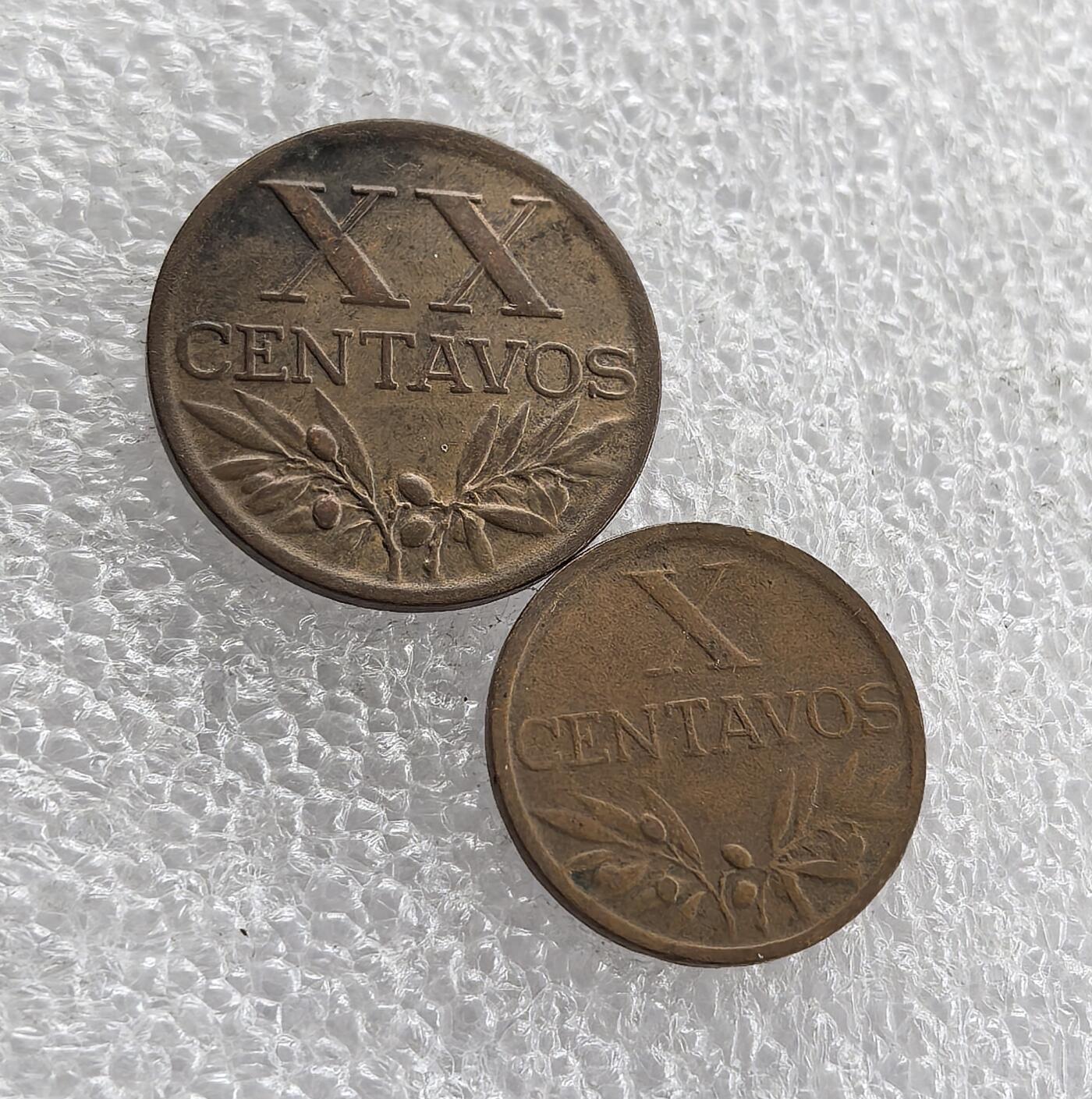 外国优质老铜币高银银币，周六九点倒数截拍，满百包邮，持续收拍 葡萄牙 10 分（1958）+20 分（1940）铜币套装，正面铸葡萄牙十字盾徽国徽，背面橄榄枝环绕面值，设计典雅。铜质包浆自然、品相完整，年份跨度近 20 年，成套收藏价值突出，是欧洲小国货币收藏入门佳选。