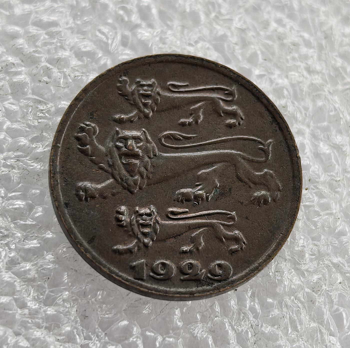 外国优质老铜币高银银币，周六九点倒数截拍，满百包邮，持续收拍 爱沙尼亚1929年1分铜币，正面铸三狮纹章（爱沙尼亚国徽核心）与年份，背面标 “EESTI SENT”（爱沙尼亚分）及面值。属爱沙尼亚独立初期，是其脱离沙俄、建立独立国家后，推行本国货币体系、彰显国家主权的流通辅币见证。