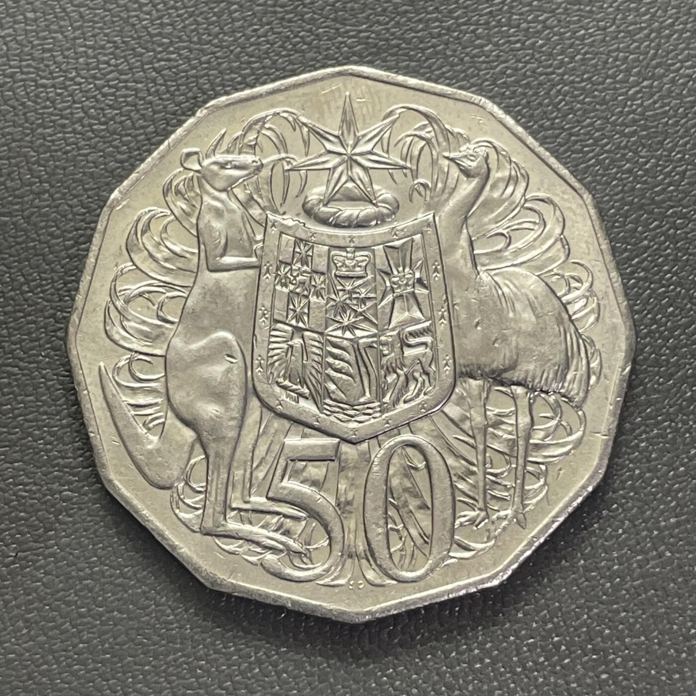 回流0201 澳大利亚2011年50分 老年女王和国徽