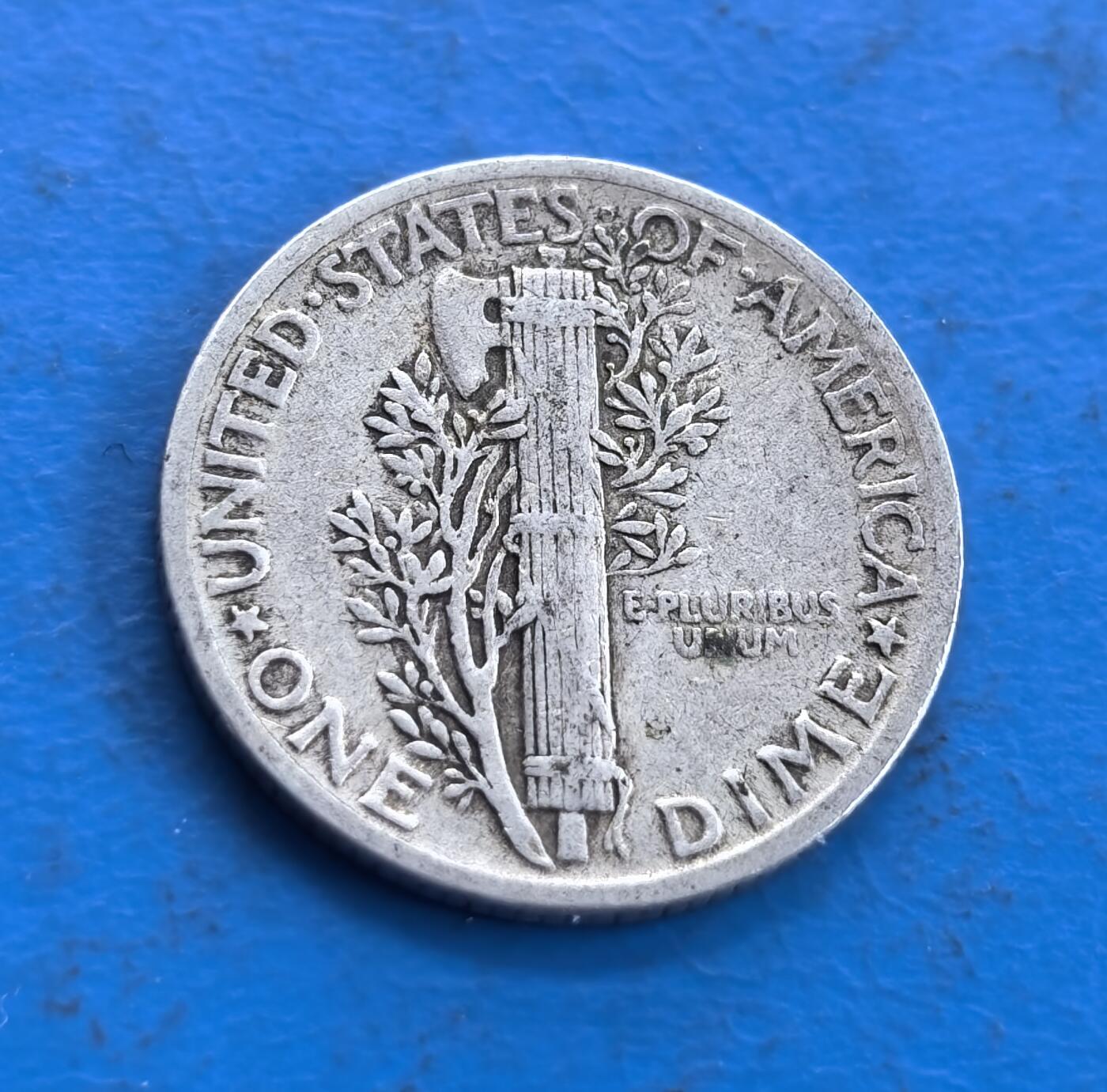 外国优质老铜币高银银币，周六九点倒数截拍，满百包邮，持续收拍 美国1941 年墨丘利 10 美分银币，正面带翼自由女神头像雕刻细腻，翅膀纹理与面部轮廓传神，铭文、年份清晰；背面束棒配橄榄枝，国名、面值及格言环绕，纹饰对称精致，银质包浆温润，尽显美式钱币的经典工艺与美学