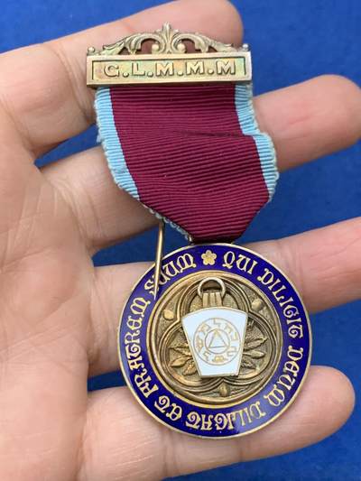 《竞宝斋》第462场 周日，周一，2场连拍 （全场包邮）欢迎送拍 - 英国1949年共济会镀金银章。工艺精湛，走狮银标清晰，金水珐琅饱满，伦敦原盒。共济会是西方颇带神秘色彩的组织，美元钞票上某些图案的来源。总重约30.6克