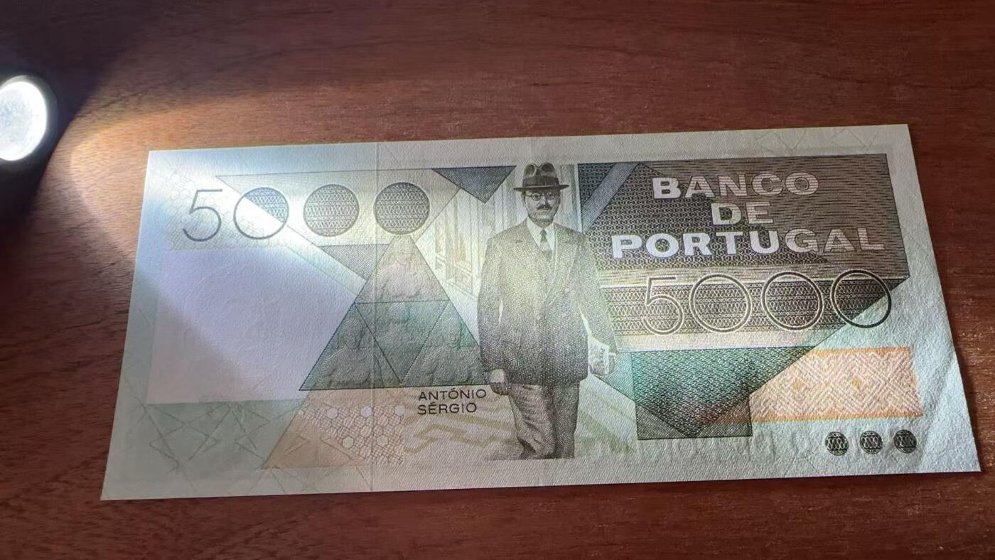 徐霞客拍卖首拍 	葡萄牙	P-182d 1985年5000埃斯库多	UNC- AHL34303	纸币首次采用几何抽象主义风格的流通货币，币面人物并非政治领袖或军事英雄，而是以思想影响社会的哲学家与社会学家安东尼奥·塞尔吉奥。他主张通过文化启蒙推动葡萄牙现代化转型，这种选择在欧洲纸币中极为罕见，体现了葡萄牙对人文精神的极致推崇，也让这张纸币成为“思想的载体”而非单纯的流通工具。 			