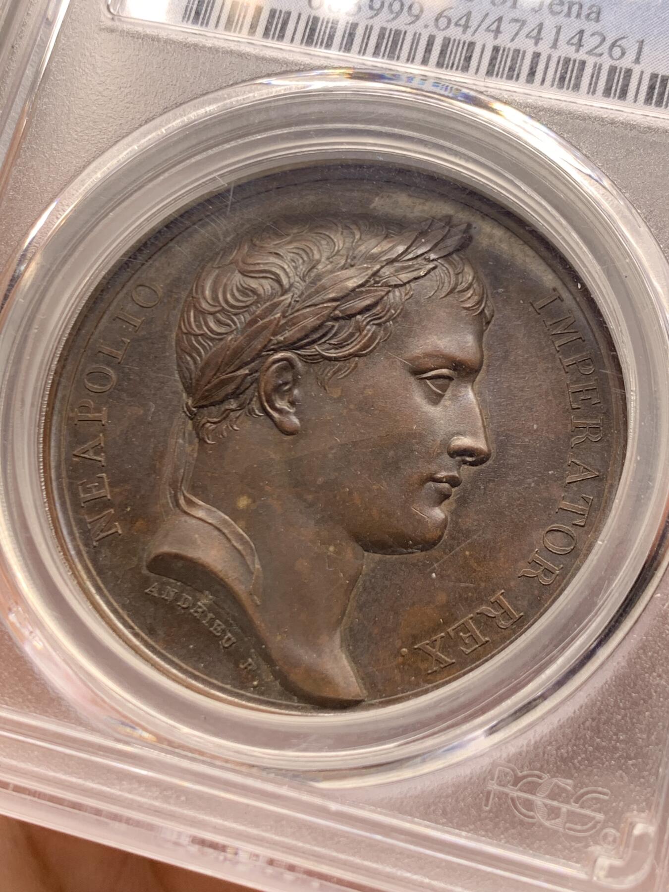 《竞宝斋》第462场 周日，周一，2场连拍 （全场包邮）欢迎送拍 PCGS SP64 亚军分！ 法国1806年拿破仑一世耶拿之战原铸铜章 巴黎造币厂极美巧克力包浆 拿破仑头戴月桂冠 身穿古罗马凯撒式战袍 骑着高头大马 手持雷电 冲锋追击普鲁士溃逃之敌 其一已倒地命丧黄泉 剩下一人作跪地求饶状 帝国之鹰在头顶呼应盘旋向前 1806年耶拿之战拿破仑指挥法军在耶拿和魏玛地区大败普鲁士 画面雕刻细腻生动 拿皇英明神武之气概溢于言表 仅一枚65分更高 加厚盒