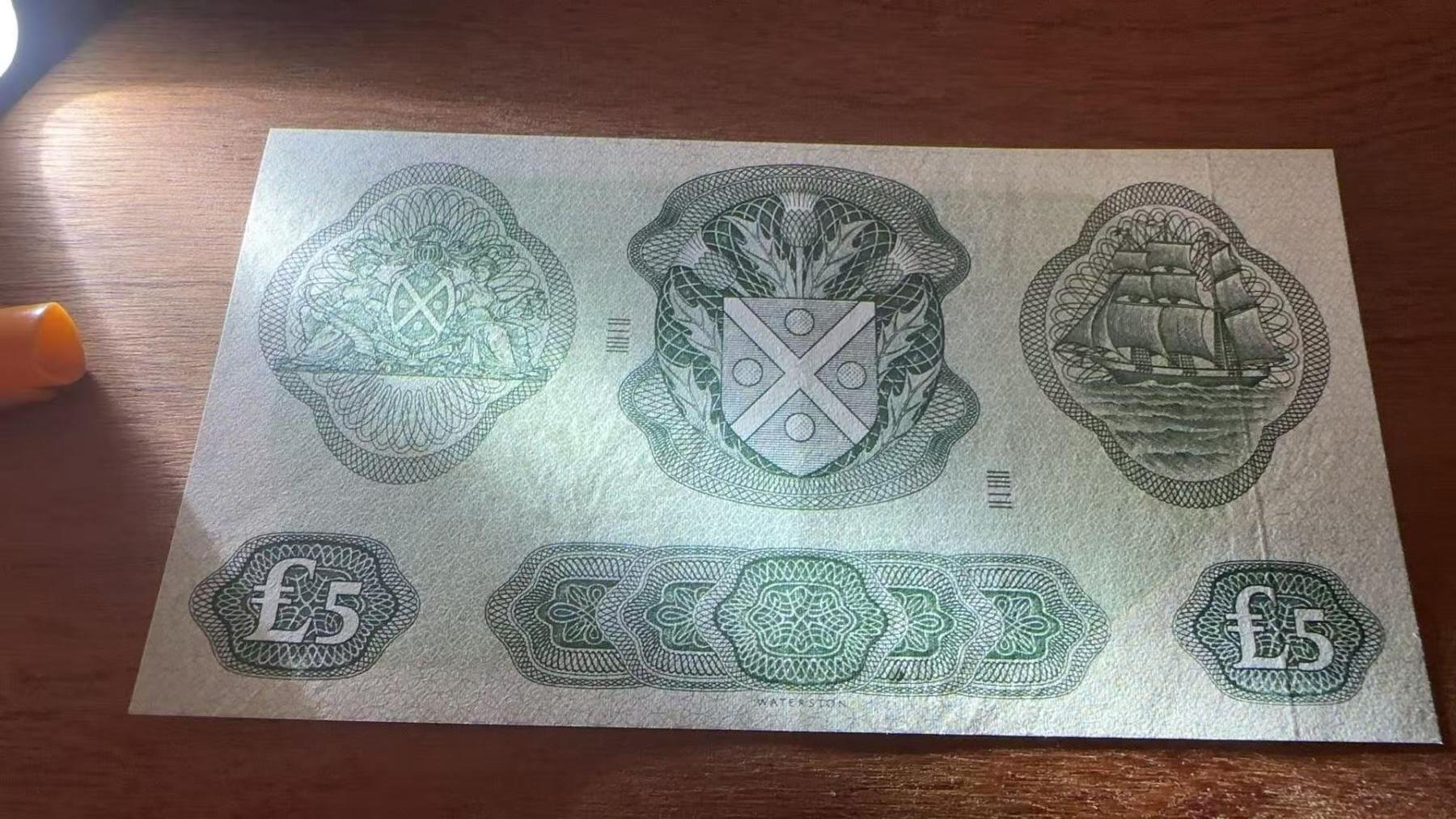 徐霞客拍卖首拍 苏格兰/苏格兰银行	P-110a 1968年5镑	UNC- B0479081 有个黑痣	中央的苏格兰纹章由象征繁荣的丰饶角与代表正义的天平构成，两侧守护女神的设计融合了苏格兰的历史叙事与金融传统。币面保留了“PROMISE TO PAY TO THE BEARER ON DEMAND”这一19世纪银行券的传统表述，它是英国纸币从可兑换黄金到信用货币演变的活化石，这种表述在现代纸币中已极为罕见。	