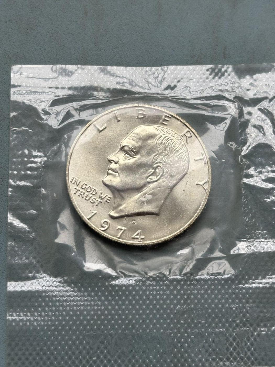 盛世勋华——号角文化勋章邮票专场拍卖第302期 美国1976年建国200周年大一元纪念银币以及一枚蓝色纪念代币， 带原包装，美国铸币局专为收藏家发行的未流通版本，属于“蓝包（Blue Pack）”系列，重24.59克，直径38毫米