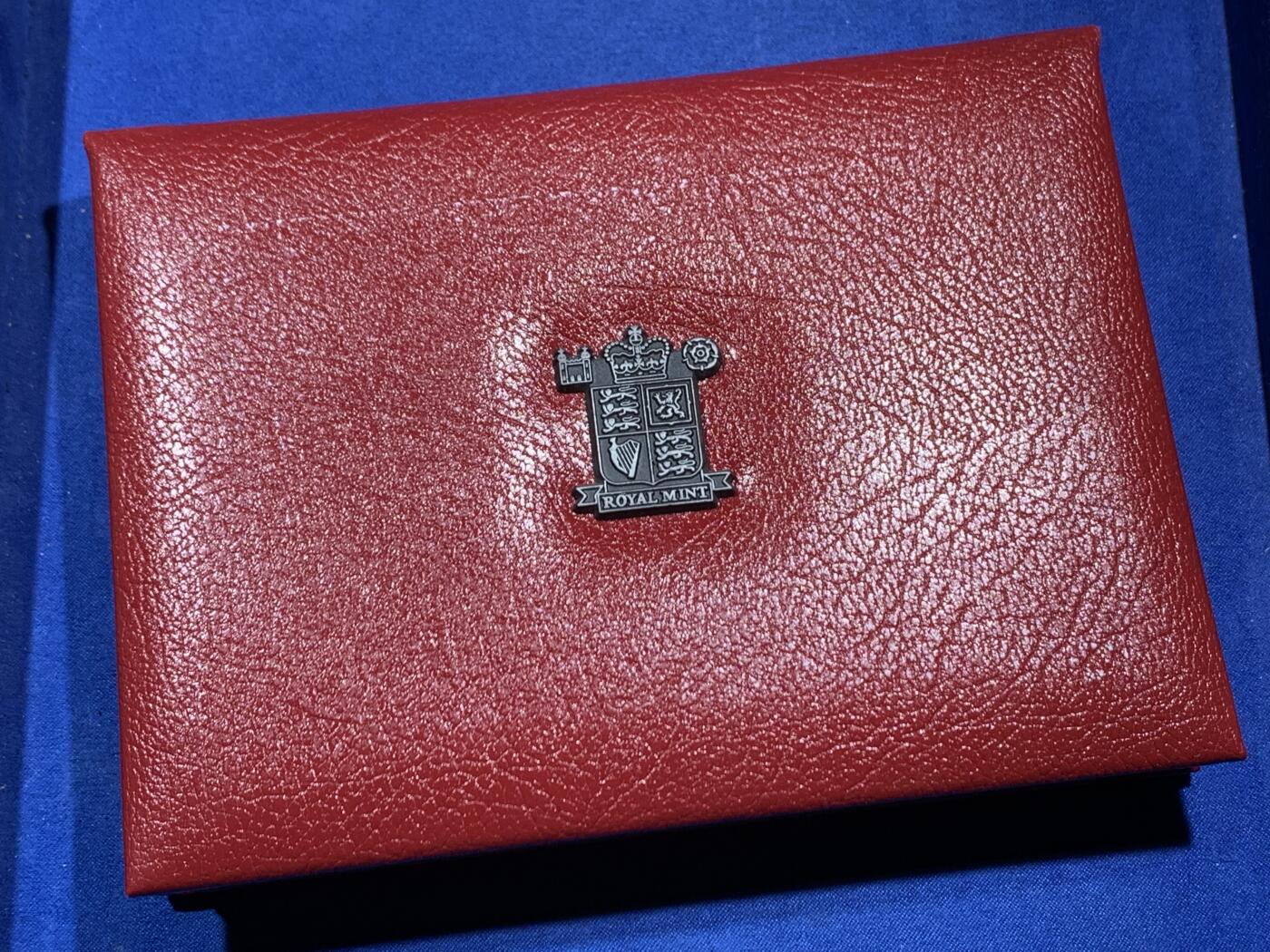 《竞宝斋》第462场 周日，周一，2场连拍 （全场包邮）欢迎送拍 英国1997年精制套币，带1枚5英镑女王金婚精制纪念币，1枚2英镑机械时代精制纪念币，1枚1英镑英格兰三狮精制纪念币，10枚币，盒证齐全，品相精美，红色盒装