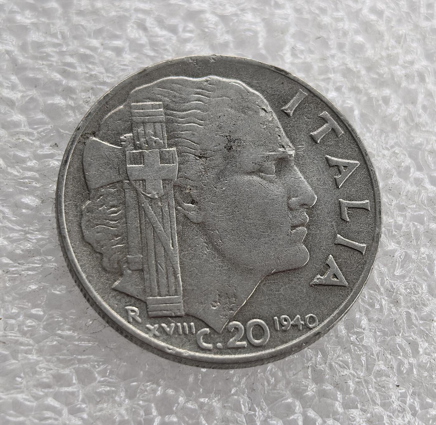 外国优质老铜币高银银币，周六九点倒数截拍，满百包邮，持续收拍 意大利1940 年 20 分，正面铸维托里奥・埃马努埃莱三世头像及 “国王兼皇帝” 铭文，背面为法西斯束棒、“ITALIA” 与面值。属墨索里尼法西斯政权时期，是二战初期意大利法西斯统治与对外扩张的货币实物见证