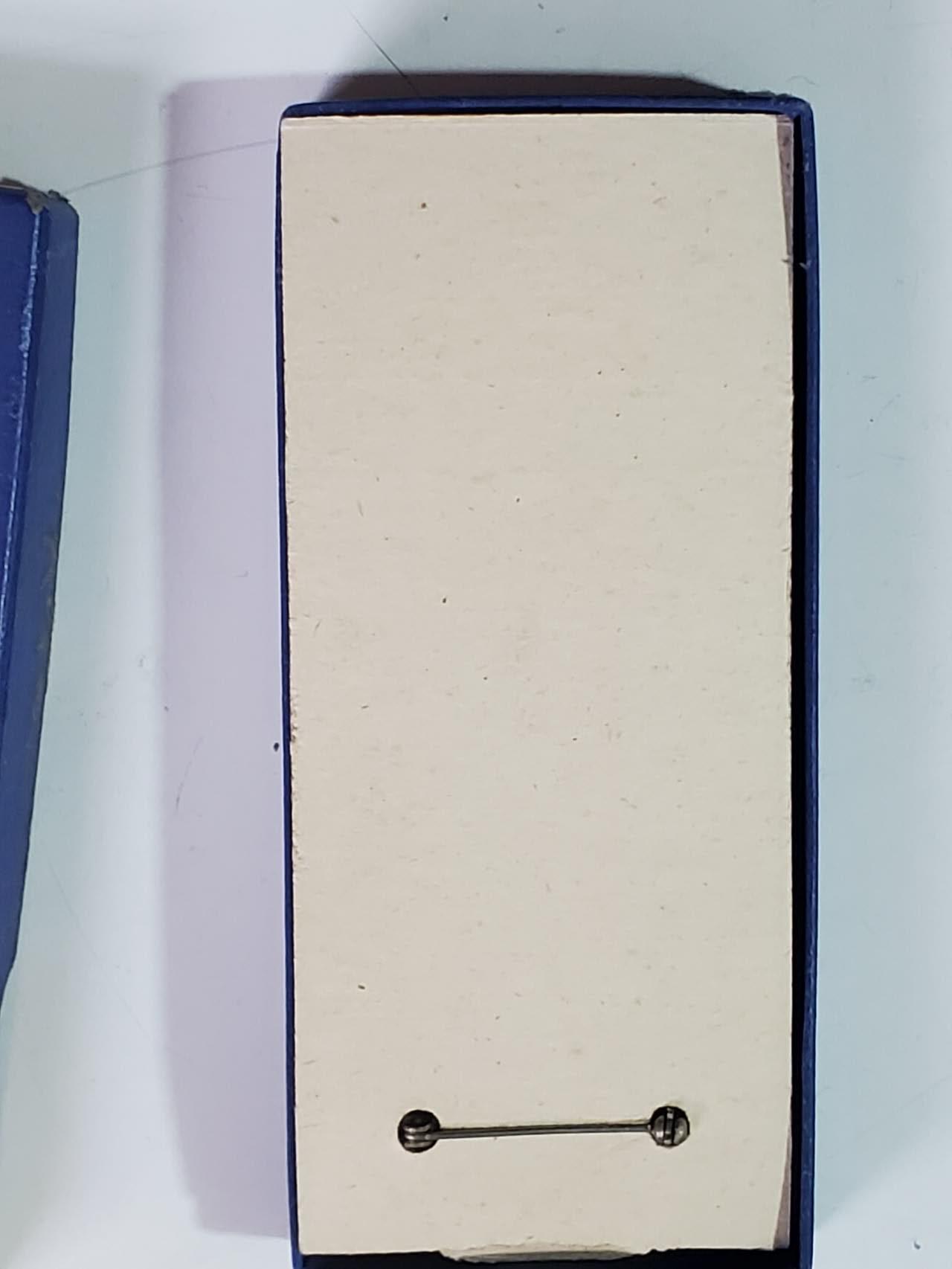 韵星假日拍卖第三十八期 -- Rimey Holidays Auction 38 联合国韩战奖章带原盒-泰国版本 带有泰语勋条和“TH”（泰国）原盒 非英语版本后配 品相很好 盒子比章更难找 完整一套 为韩战奖章系列最稀少的之一 最后一幅图为emedal无盒参考价