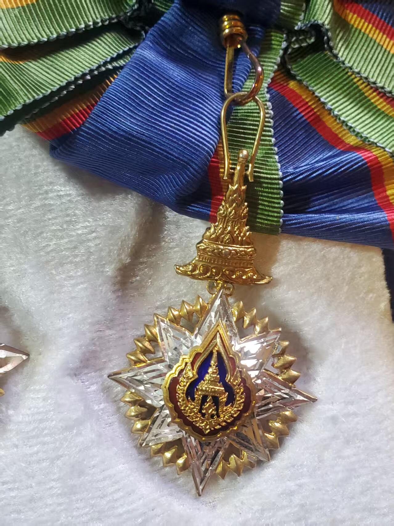 韵星假日拍卖第三十八期 -- Rimey Holidays Auction 38 泰王国大十字级别王冠勋章带原盒佩戴说明一套 银制镀金珐琅 非复刻垃圾 最高级别王冠勋章 造币局制作 打厂标 品相非常好闪闪发亮通体无损