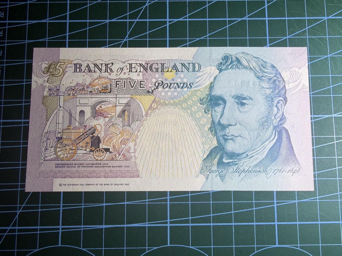 【炜奕收藏】，第五十八期，英属第三场 英国E序列初版5镑，UNC品相，HK97纪念冠，号码无47