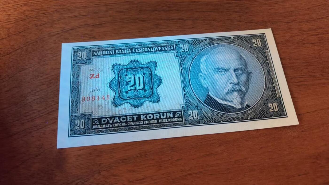 徐霞客拍卖首拍 	捷克斯洛伐克	P-21 1926年20克朗	Zd 908142 au 人物扬·阿莫斯·考门斯基为核心设计主体，背景搭配国家银行标识与几何纹样，整体纹样精细、布局规整。防伪层面采用手工雕刻人像工艺，辅以精细底纹防伪技术，同时设置红黑双色编码，多重工艺结合提升防伪性能，契合当时的货币制作工艺水平。	
