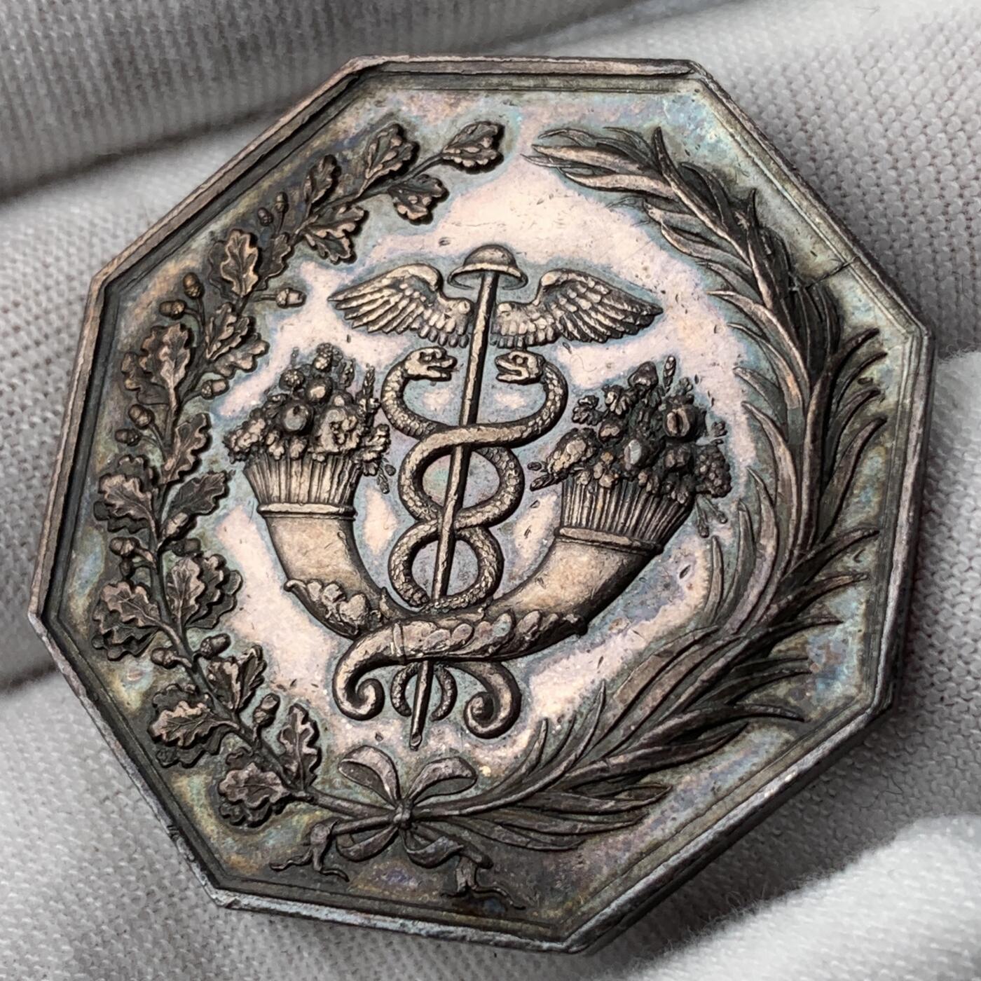 掌中浮雕-藏着的欧洲第051场 1819年法国波尔多银行八角银章，34. 65mm，19g