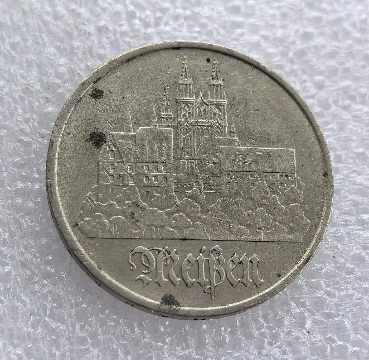 外国优质老铜币高银银币，周六九点倒数截拍，满百包邮，持续收拍 东德1972年5马克纪念币，正面精雕迈森大教堂哥特式双塔建筑，细节生动传神；背面铸东德国徽（圆规、锤子、麦穗），设计经典，银质质感佳，兼具建筑艺术与东德历史收藏价值。