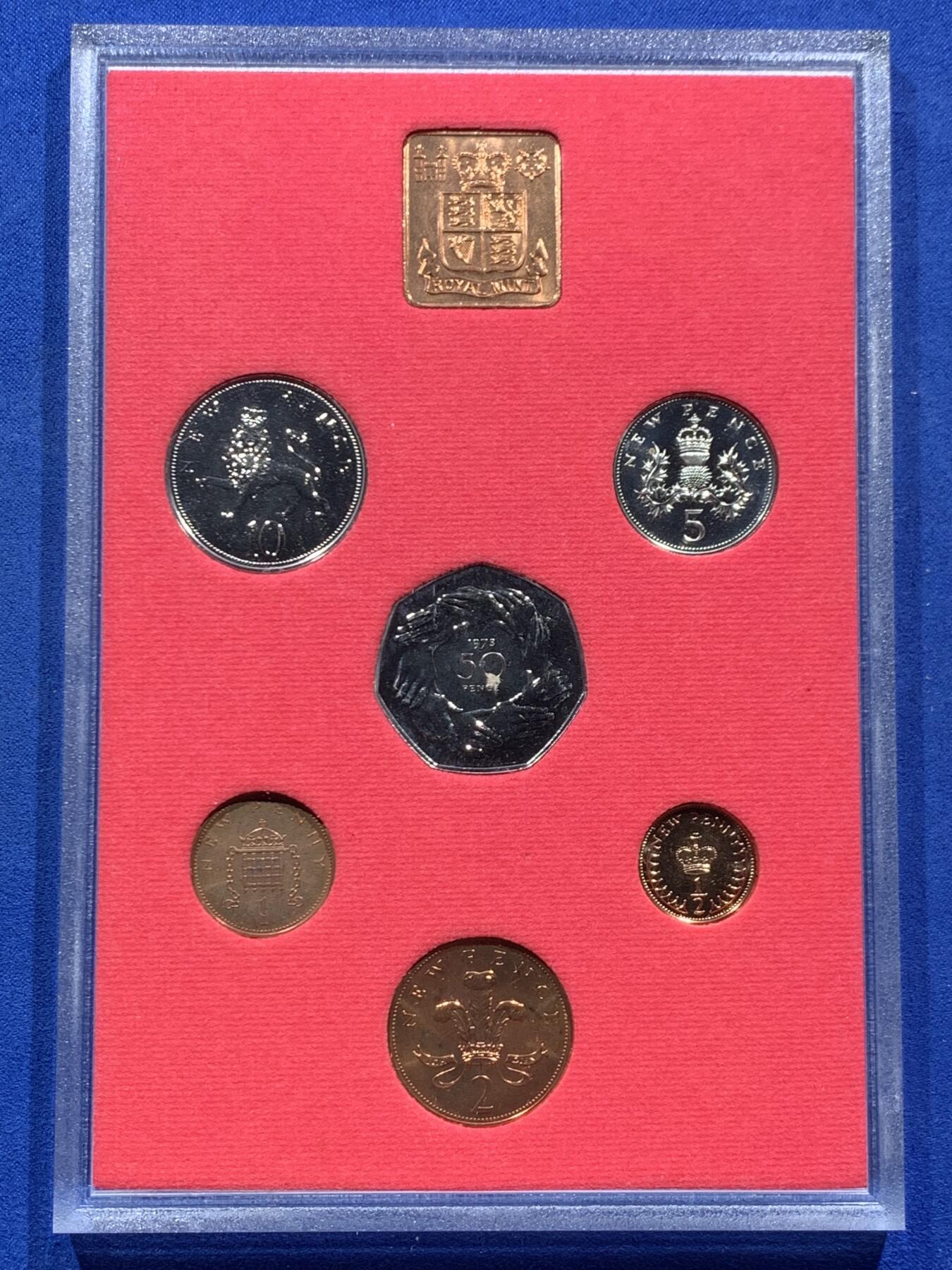 《竞宝斋》第462场 周日，周一，2场连拍 （全场包邮）欢迎送拍 英国1973年精制套币 礼品原装6枚币和1枚章