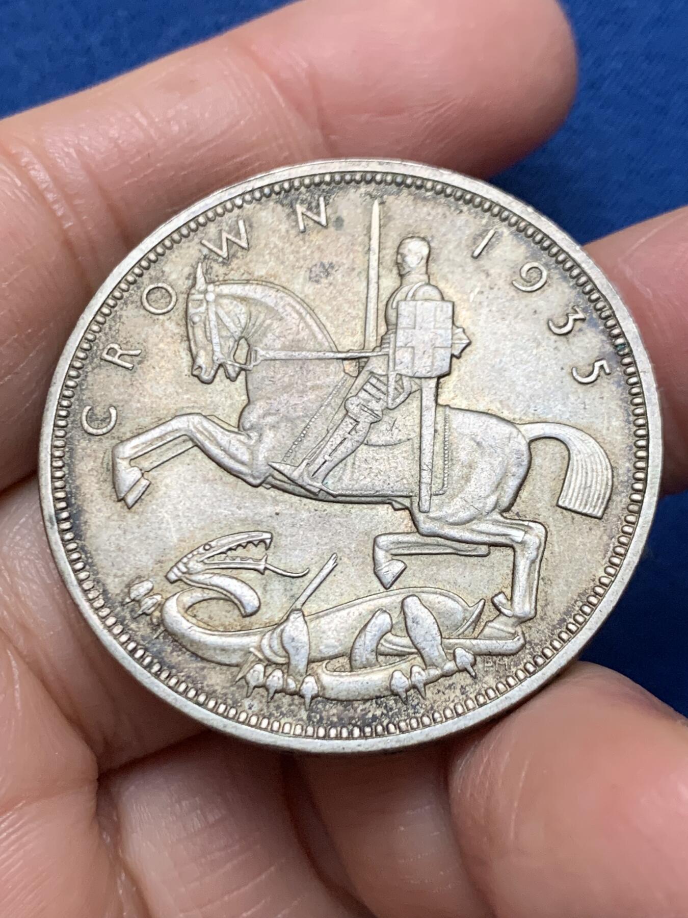 《竞宝斋》第462场 周日，周一，2场连拍 （全场包邮）欢迎送拍 英国1935年乔治五世木马剑大克朗银币一枚。经典大银，带光自然包浆。