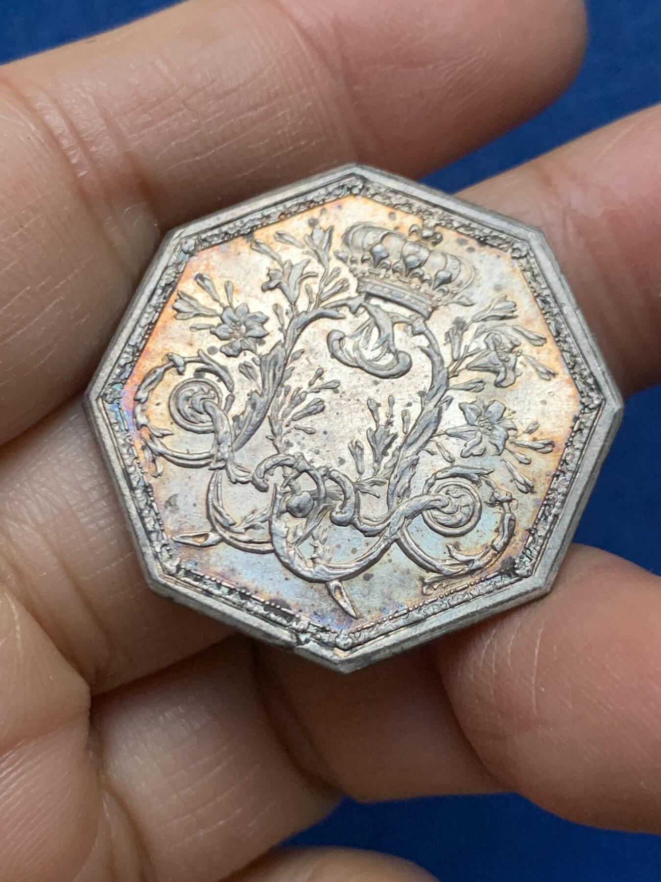 《竞宝斋》第462场 周日，周一，2场连拍 （全场包邮）欢迎送拍 法国17XX年路易十六皇家宝藏八角银质代币，背面花纹组成皇家纹章，原铸无边铭，31.5mm，11.8克