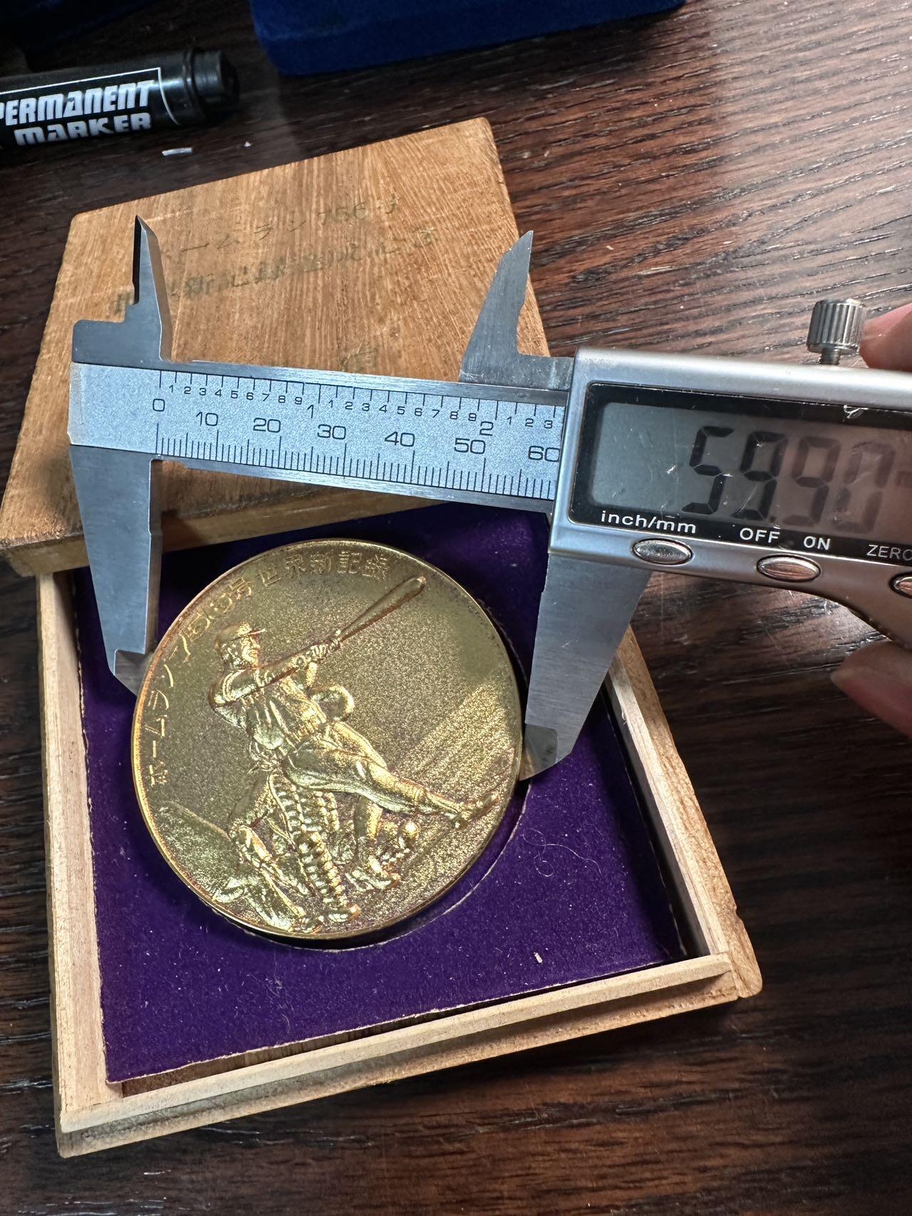 蒂克钱币-第57场 日本章 企业章拍卖  日本 棒球王子 王贞治 镀金章60mm 96g