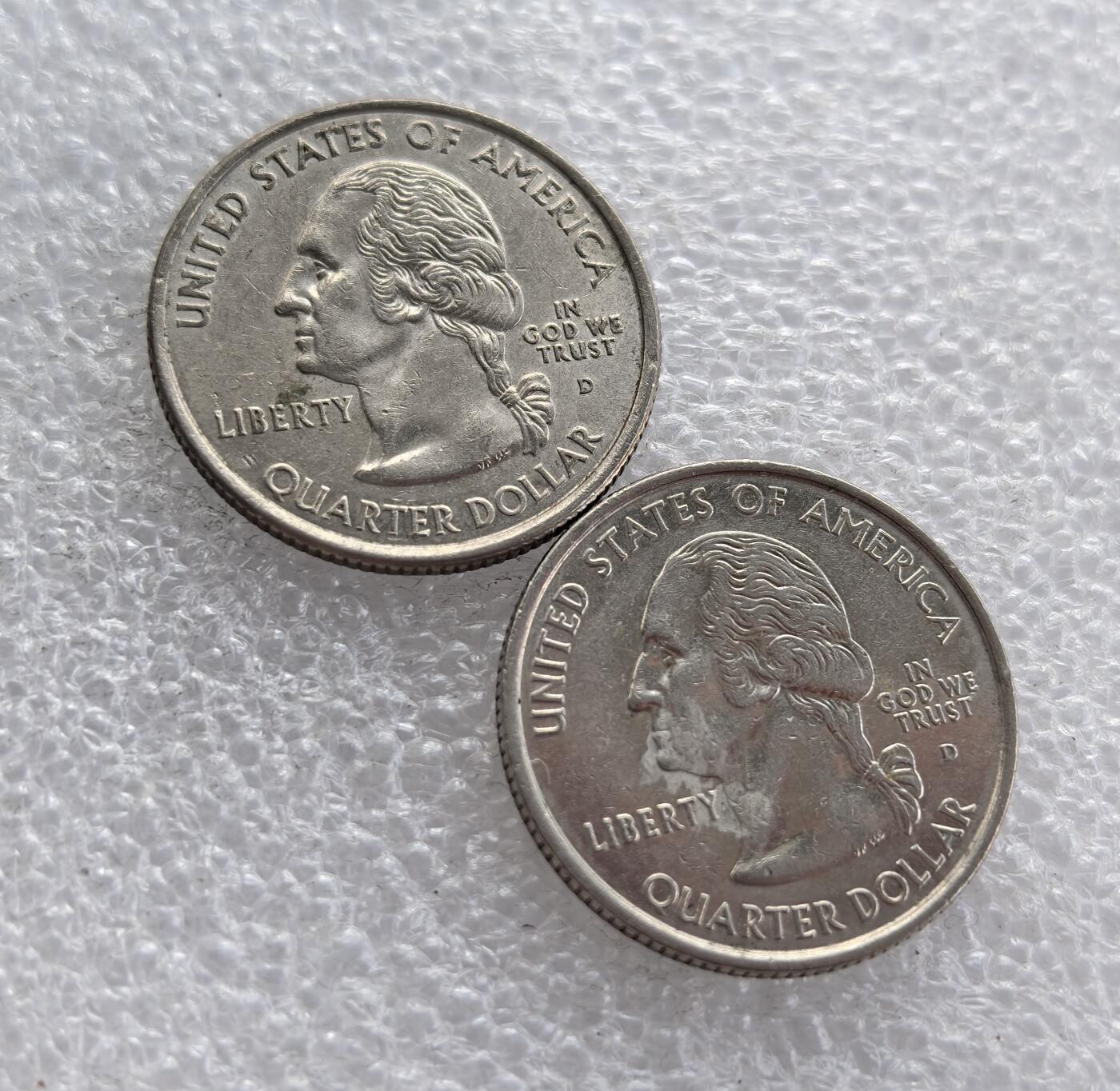 外国优质老铜币高银银币，周六九点倒数截拍，满百包邮，持续收拍 美国肯塔基州 25 分纪念币2枚，隶属美国 50 州 25 美分纪念币系列。币面标注 1792 年肯塔基加入联邦，刻画 “我的老肯塔基家” 建筑与赛马，彰显州史与赛马文化，是美国州币收藏的经典品种。