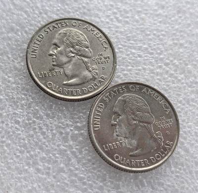 外国优质老铜币高银银币，周六九点倒数截拍，满百包邮，持续收拍 - 美国肯塔基州 25 分纪念币2枚，隶属美国 50 州 25 美分纪念币系列。币面标注 1792 年肯塔基加入联邦，刻画 “我的老肯塔基家” 建筑与赛马，彰显州史与赛马文化，是美国州币收藏的经典品种。