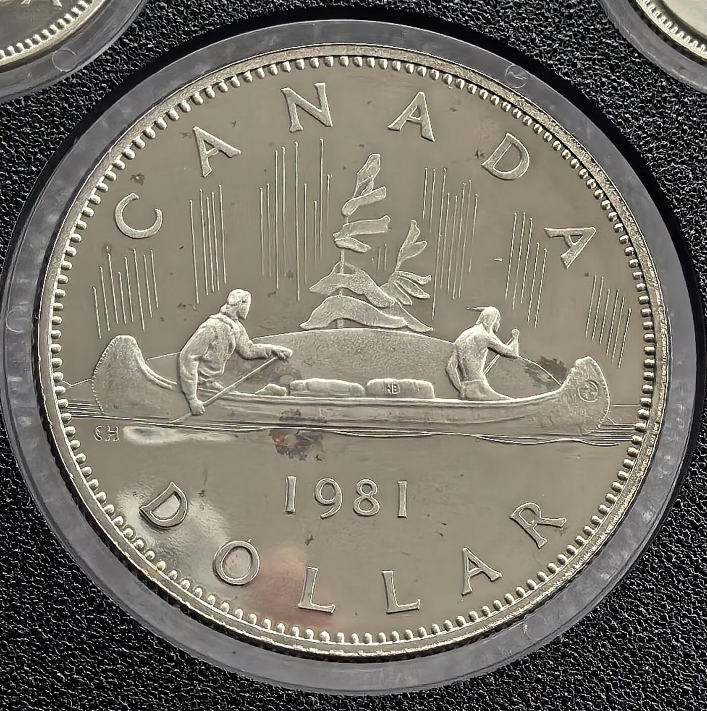 外国优质老铜币高银银币，周六九点倒数截拍，满百包邮，持续收拍 精制1981 年加拿大大1 元，正面为伊丽莎白二世头像，背面饰原住民与欧洲人共划独木舟图案，见证加拿大探索史。光泽温润，品相完好，是加拿大标志性主币，属英联邦货币收藏精品，兼具历史与收藏价值。