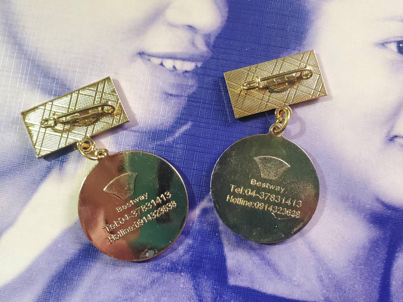 韵星假日拍卖第三十八期 -- Rimey Holidays Auction 38 越南社会主义共和国麦文曼裴廷宜夫妻照片 光荣在党60年奖章一对 原版老照片 品相非常好 在当时用此硬相纸的很少见