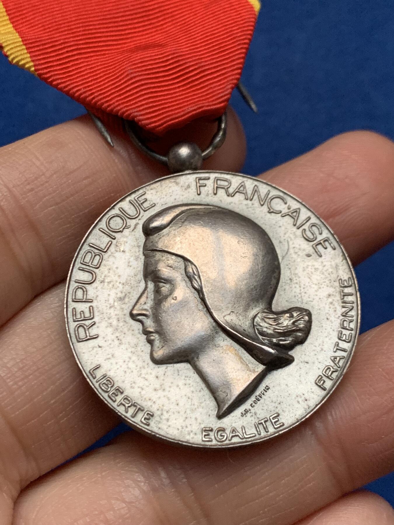 《竞宝斋》第462场 周日，周一，2场连拍 （全场包邮）欢迎送拍 法国东部工业协会银章 有银标 实发带刻名 带银标 总重约30.8g